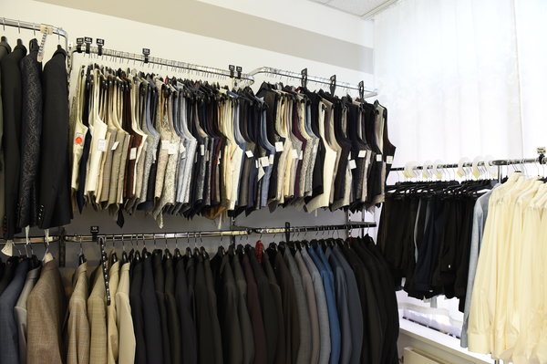 Herrenabteilung mit großer Auswahl an Westen, Anzügen und Hemden in allen Größen von Gr. 44 bis Gr. 74 und Sondergrößen.