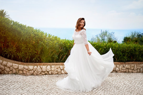 Curvybrautkleid in bigsize für die Braut mit großer Größe / Übergröße online bestellen bei Biancas Brautmoden.